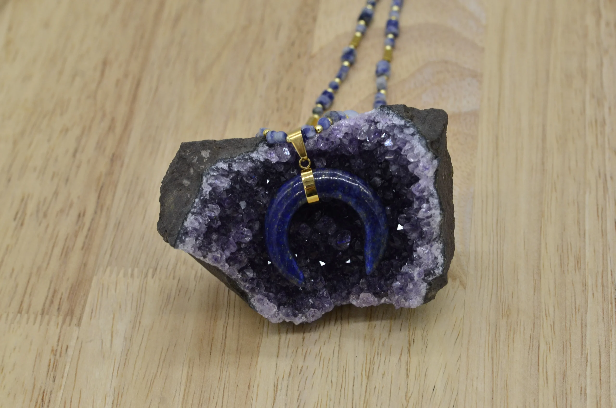 naszyjnik-rog-obfitosci-lapis-lazuli-kamienie-zloty-carolin